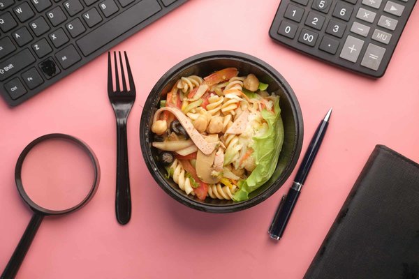 Quelles sont les clés pour maintenir une alimentation équilibrée au bureau ?